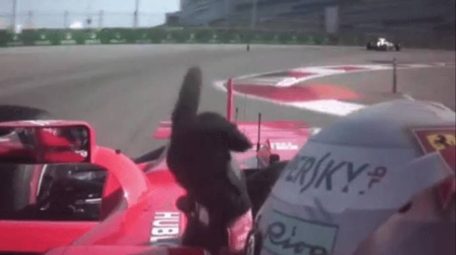 Com direito a gesto obsceno, Vettel reclama de Massa, que ironiza: "Jura?"