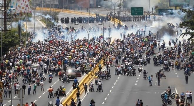Pedras e ovos - (VÍDEO): Maduro sofre ataque da oposição durante desfile na Venezuela; registro de mortes em protestos