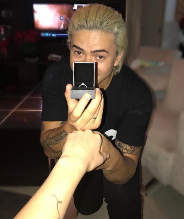 VÍDEO: Durante brincadeira, Youtuber mais famoso do Brasil, Whindersson Nunes pede namorada em casamento e viraliza