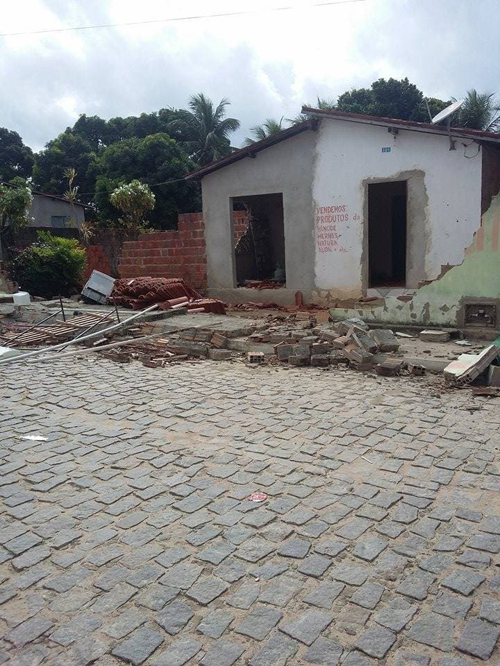 FOTOS: População na Grande Natal derruba casa de acusado de assassinar a psicóloga Natália Tâmara