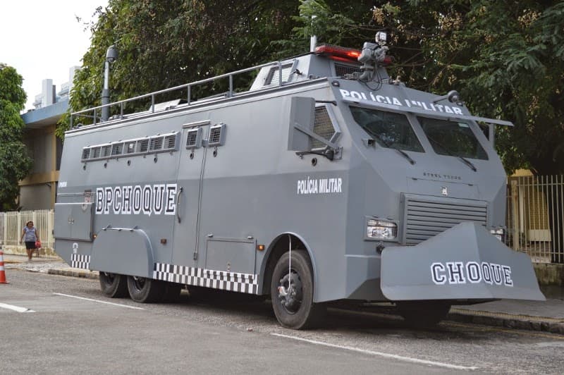 Veículo blindando do BPCHOQUE em Alcaçuz e Bombeiros; efetivo reforçado e buscas por possíveis corpos