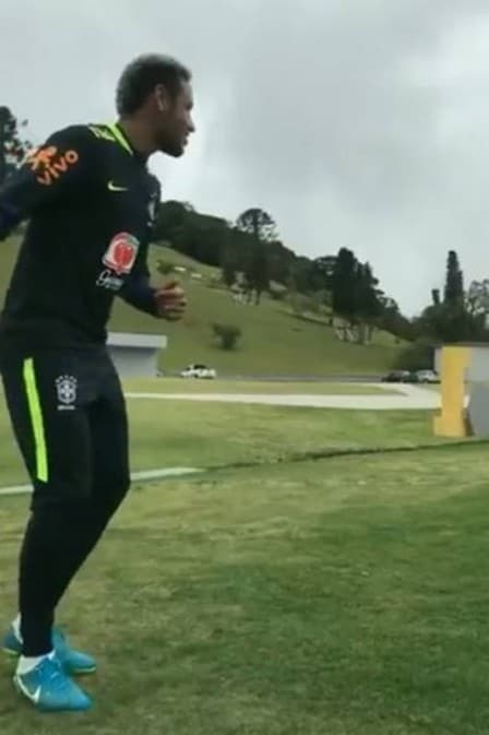 Neymar enche a bola de efeito e faz gol improvável em treino da seleção; vídeo