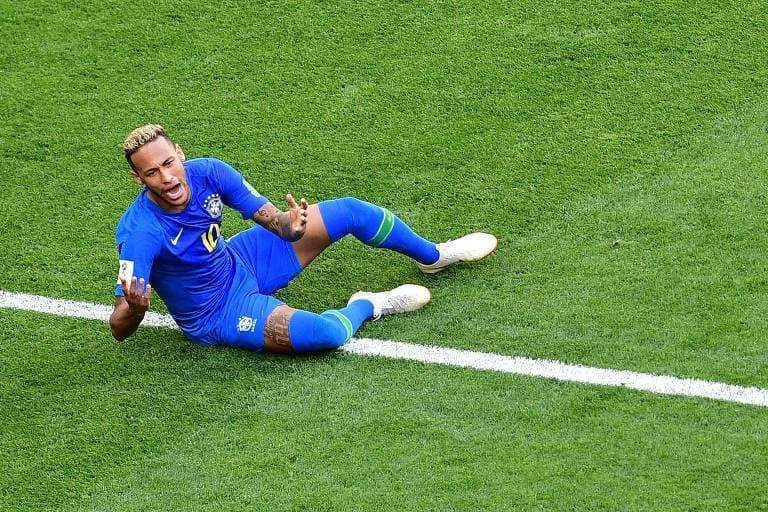 Bar no Rio promete bebida grátis a cada queda de Neymar