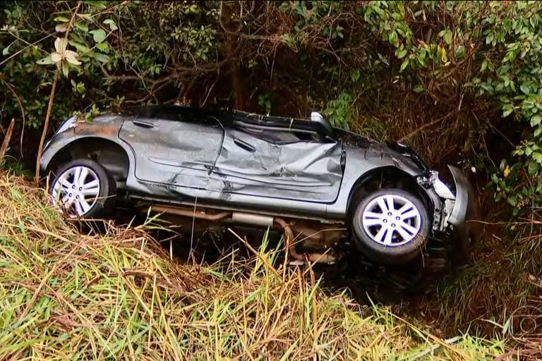 Garoto de 6 anos é encontrado na estrada 2 dias após acidente que matou os pais em Minas
