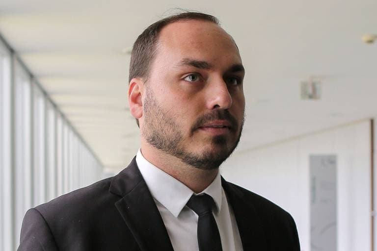 Bolsonaro afirma que estuda nomear filho para Ministro da Comunicação