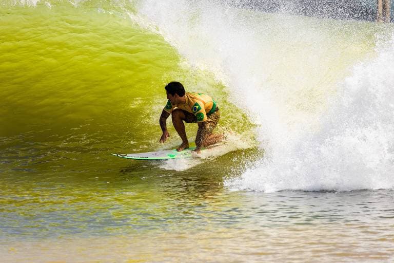 Medina vence etapa e assume a ponta do Mundial de surfe