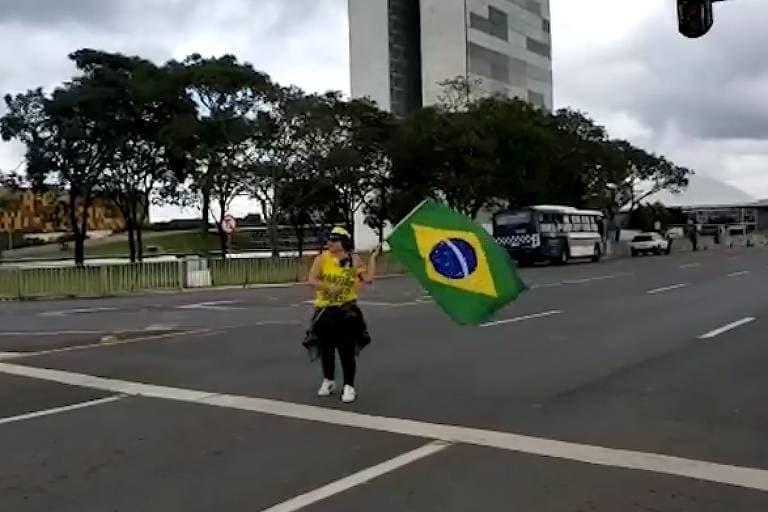 Servidora do governo, apoiadora de Bolsonaro diz que bandeirada em jornalista foi acidente