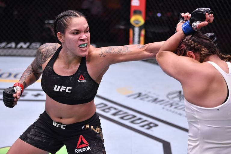 Amanda Nunes mantém cinturão do peso-pena no UFC em Las Vegas e leva para casa 450 mil dólares