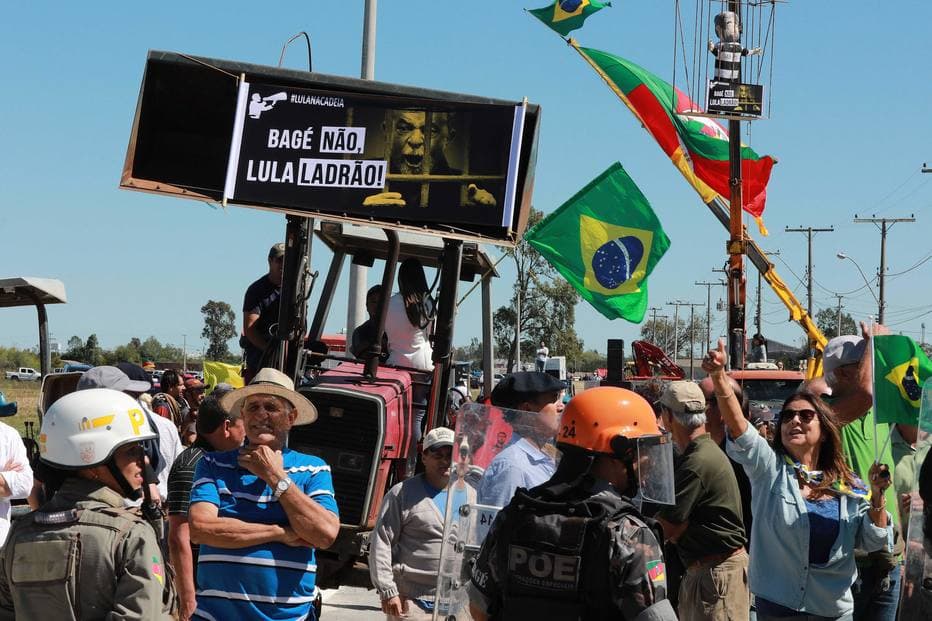 CONFUSÃO: Com tratores e cavalos, ruralistas protestam contra Lula no RS