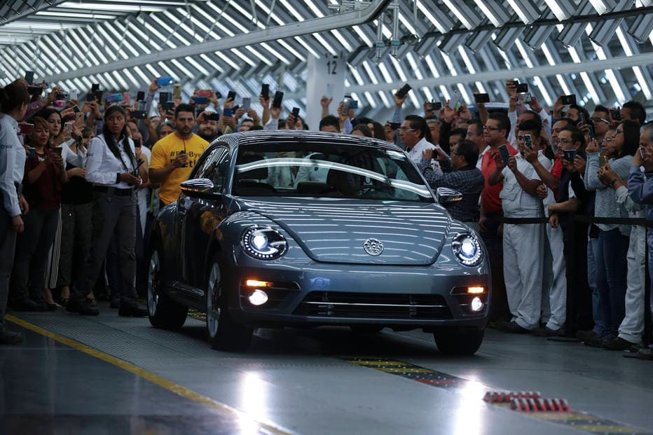 QUANTA HISTÓRIA E LEMBRANÇAS: Fábrica da Volkswagen no México produz o último Fusca
