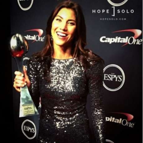 Hope Solo acusa Blatter de assédio: "apalpou minha bunda"