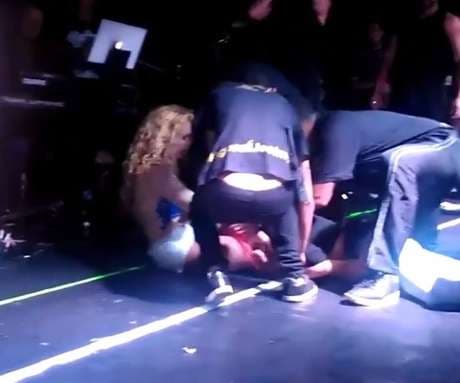 Joelma é derrubada no palco por fã durante show em SP
