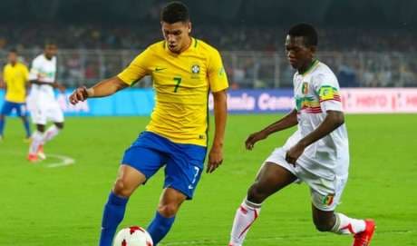 Brasil conta com falha bizarra de goleiro de Mali e fica com o 3º lugar