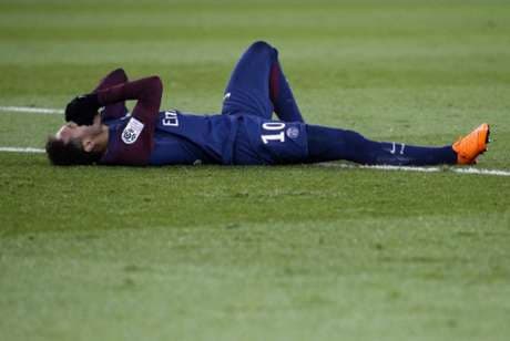 Neymar é operado com sucesso e ficará de repouso no hospital
