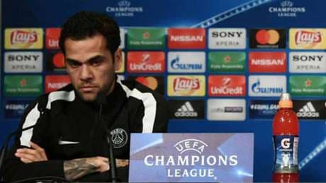 Daniel Alves dá declaração polêmica sobre morte de Astori