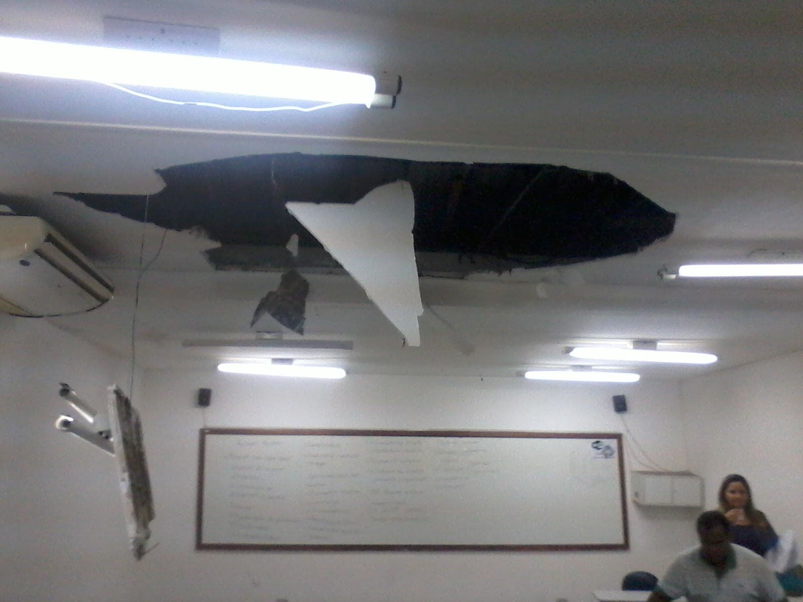 FOTO: Teto da FAL desaba mais uma vez