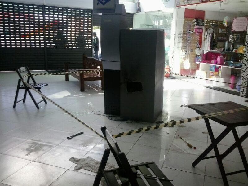 FOTO: Bandidos arrombam caixa eletrônico do Shopping Mall na Prudente