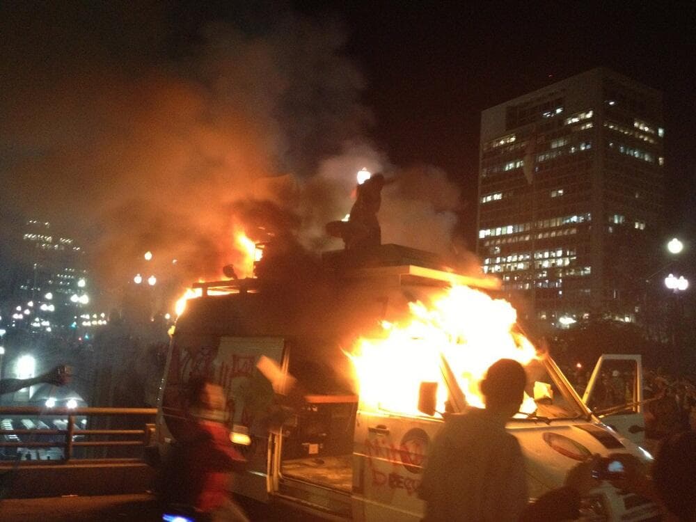 FOTO: manifestantes tocam fogo em carro de transmissão da Record