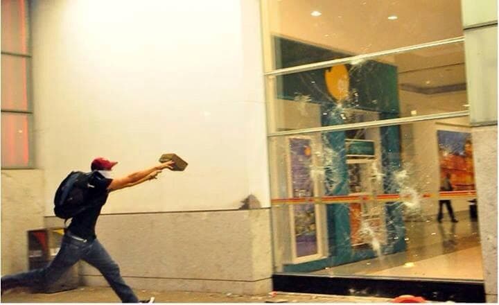 FOTO Impressionante: "manifestante" atira tijolo na porta do Midway