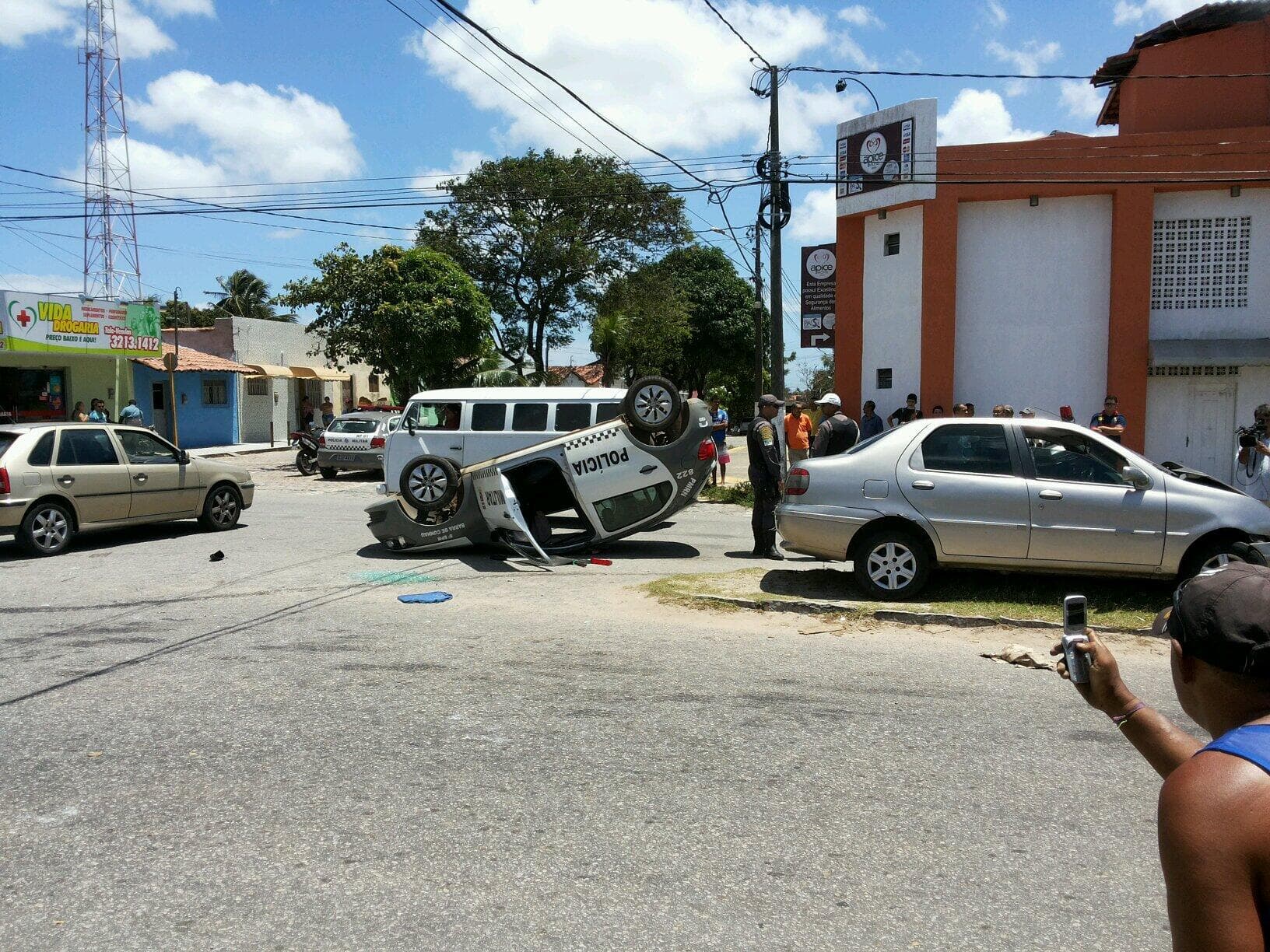 FOTO: Carro da PM capota na Antônio Basílio