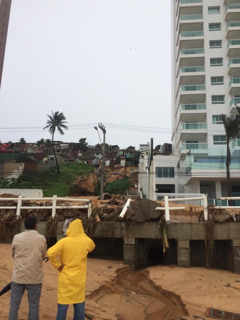 FOTOS IMPRESSIONANTES: veja imagens do deslizamento de terra em Mãe Luiza