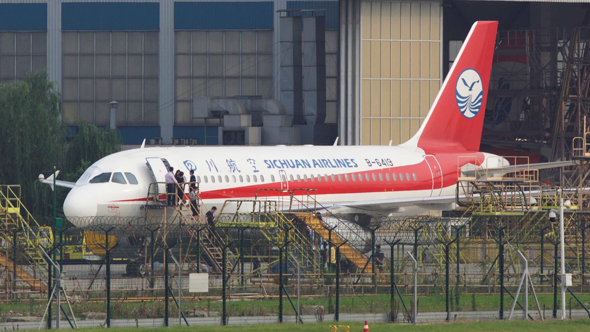Copiloto é sugado para fora de avião da Airbus após para-brisa se romper em voo