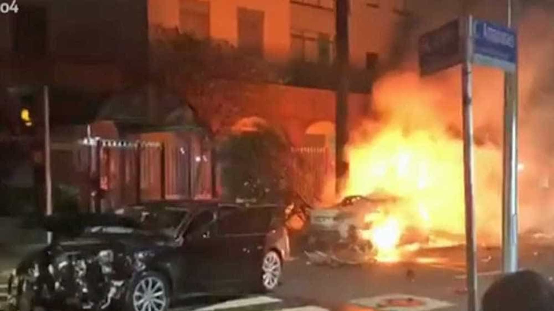 FOTO: BMW e Audi batem de frente e três morrem em bairro nobre de SP