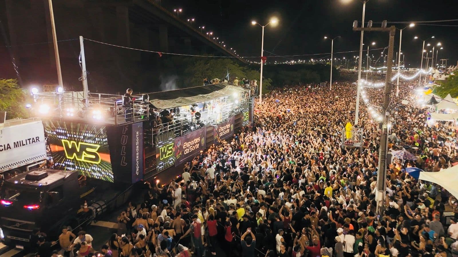 Avenida da Alegria reúne mais de 180 mil pessoas na prévia do Carnaval de Natal