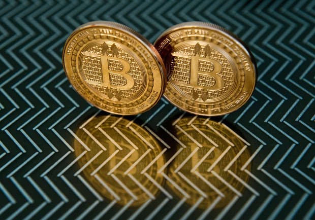 Bitcoin tem alta de 1.751% no ano, e discussão sobre bolha ganha força