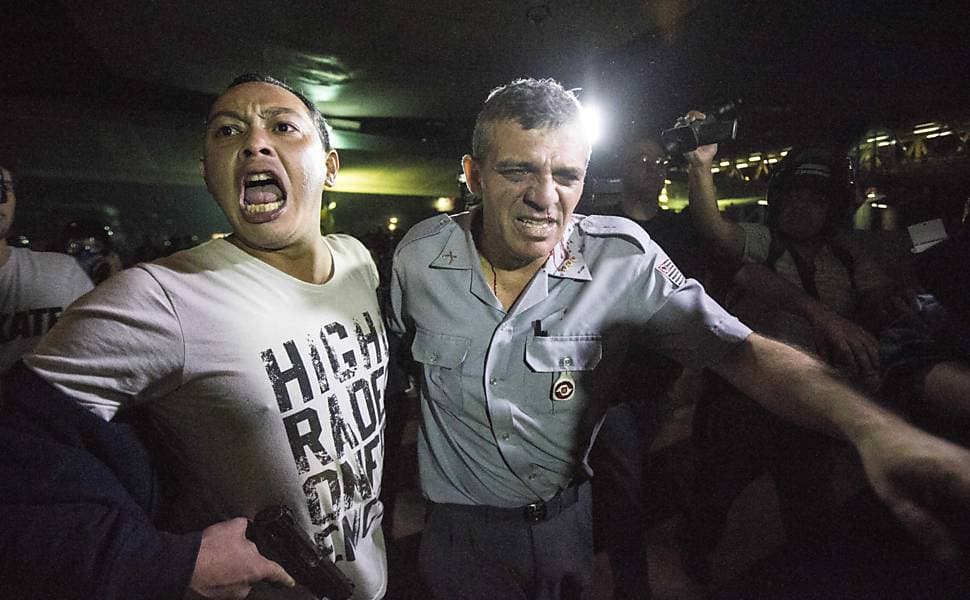 FOTOS: Coronel da PM é espancado por mascarados durante protesto em SP