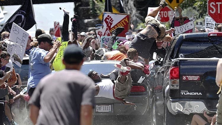 Dia de manifestação de supremacistas brancos termina em violência e 3 mortes nos EUA