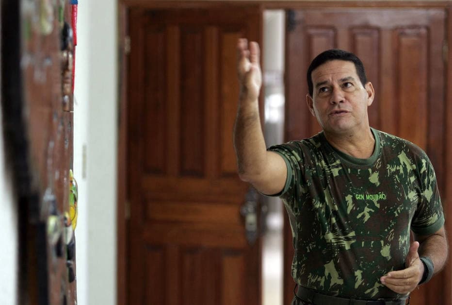 Comandantes e oficiais das forças armadas criticam general que falou em possibilidade de intervenção militar