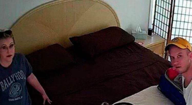 Casal descobre câmera escondida em apartamento alugado pelo Airbnb
