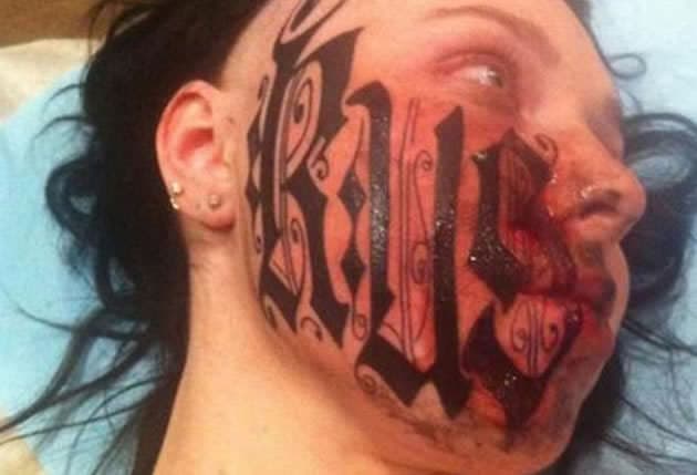 Homem tatua o próprio nome no rosto de namorada russa
