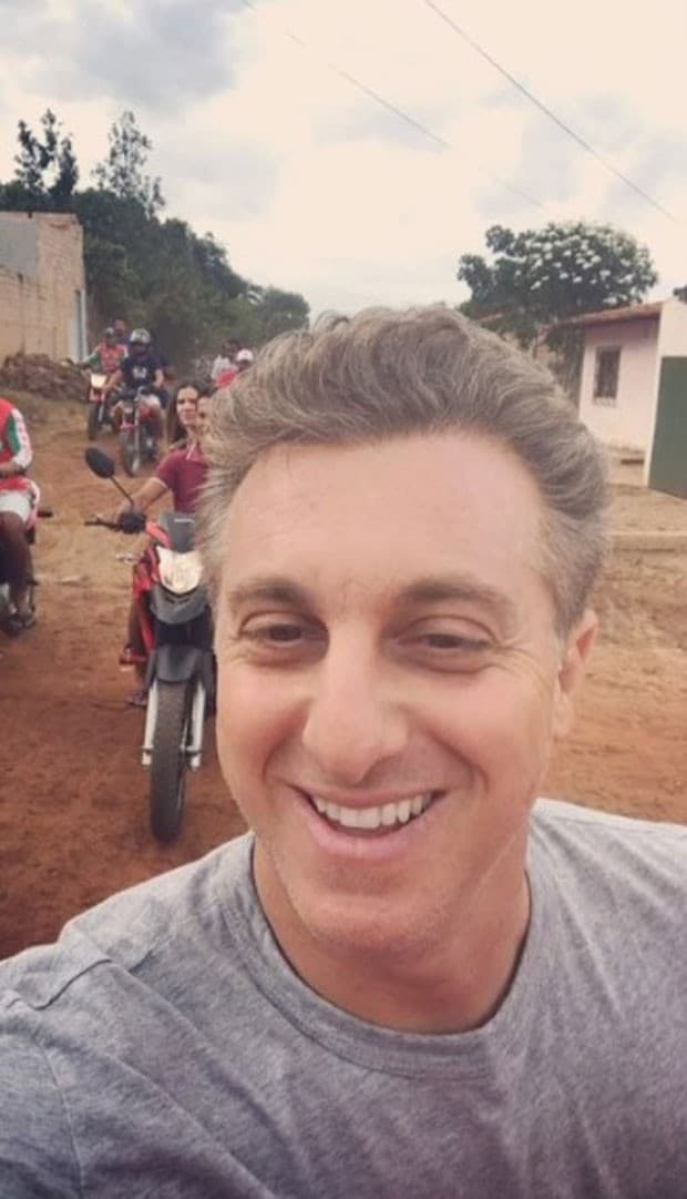Huck leva bronca do Detran ao gravar de moto sem capacete