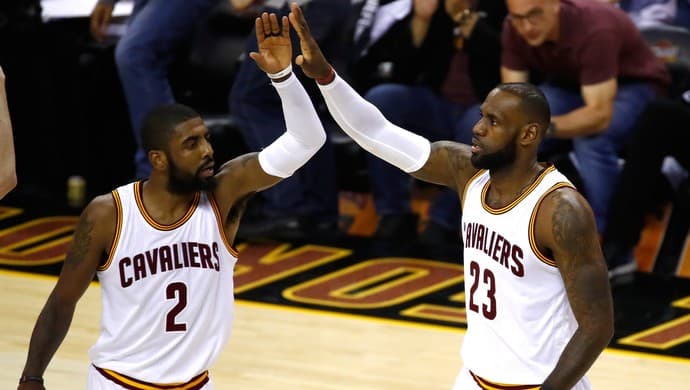 Clima quente contagia, LeBron e Kyrie brilham, e Cavs sobrevivem na decisão