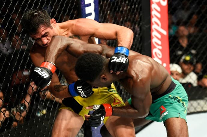 Renan Barão é dominado por adversário e perde por decisão unânime no UFC 214