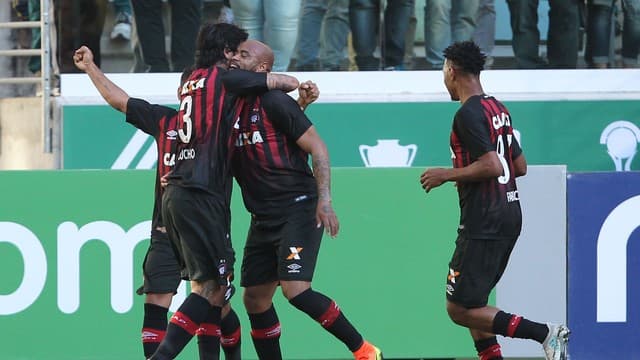 Atlético-PR bate o Palmeiras em São Paulo e se aproxima do G-6