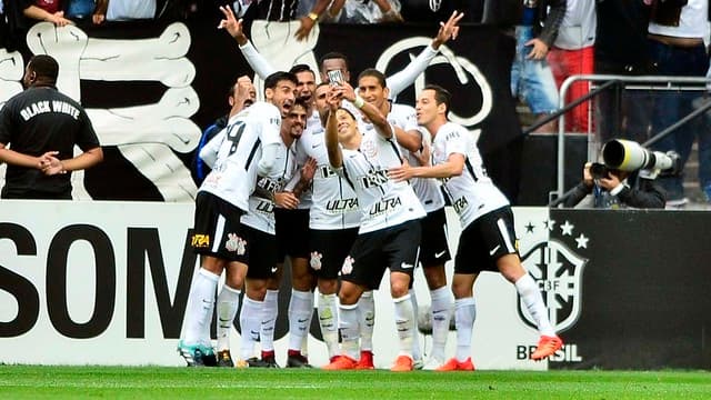 Corinthians vence Dérbi e mantém conforto na liderança; Palmeiras cai duas posições