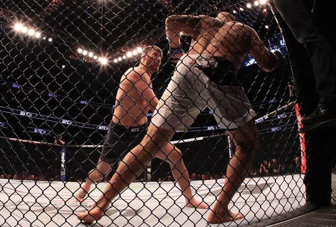Miocic vinga derrota, nocauteia Cigano no 1º round e segue campeão do UFC