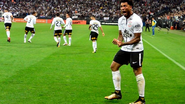 Corinthians vence o Avaí na Arena e fica mais perto do título da Série A do Campeonato Brasileiro