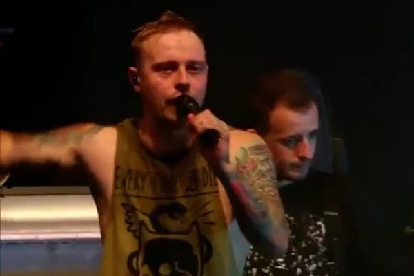 Vocalista de banda inglesa Architects interrompe show para denunciar assédio a fã na plateia