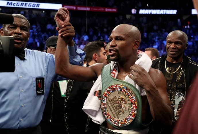 Mayweather dá aula de boxe em dez rounds e nocauteia Conor McGregor