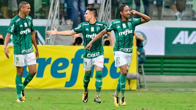 Palmeiras supera erros individuais, vence e mantém São Paulo no Z-4