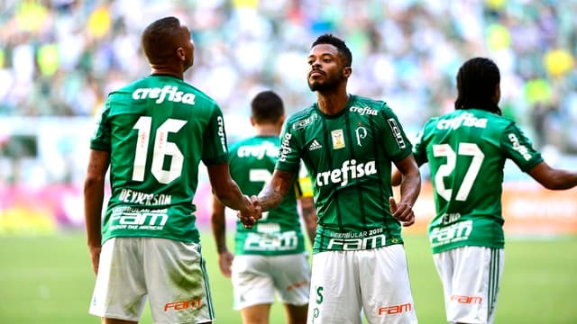 Com direito a "olé", Palmeiras vence com gols de Deyverson e Flamengo perde mais uma como visitante