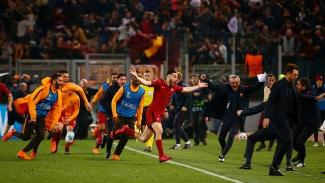 Roma amassa o Barcelona, vence por 3 a 0 e volta à semifinal da Champions após 34 anos