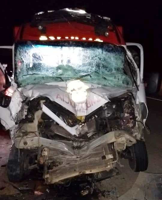 Ambulância do SAMU de Nova Cruz se choca com caminhão na BR 101 e enfermeira morre
