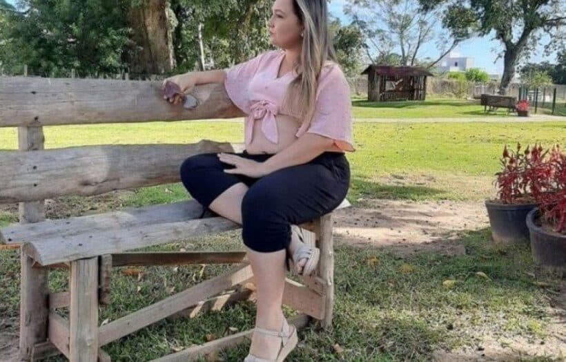 Mulher que teve filho arrancado com estilete por "amiga" é enterrada sob forte comoção
