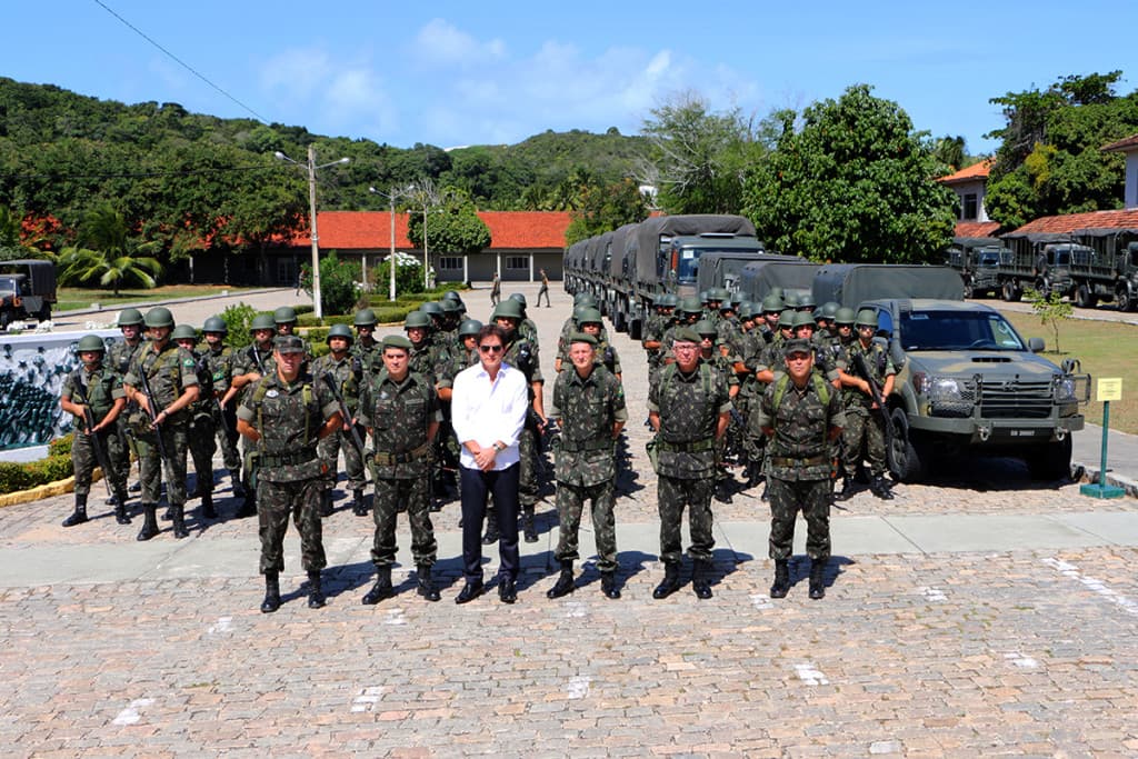 Robinson recebe tropas do Exército