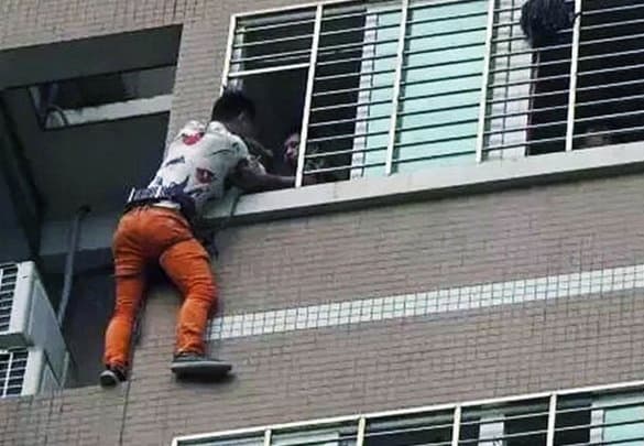 FOTO: Marido chega em casa e ‘Ricardão' tem que passar a noite pendurado no 7º andar